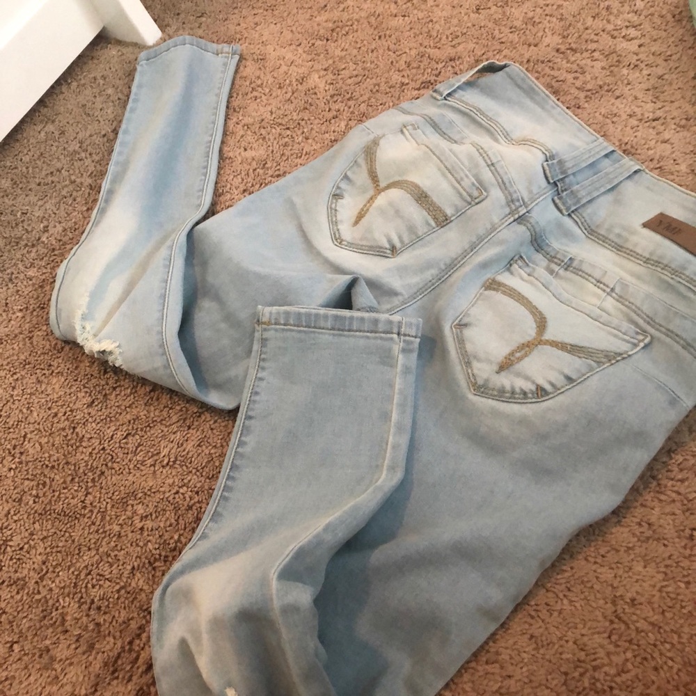 light wash ripped knee  jeans